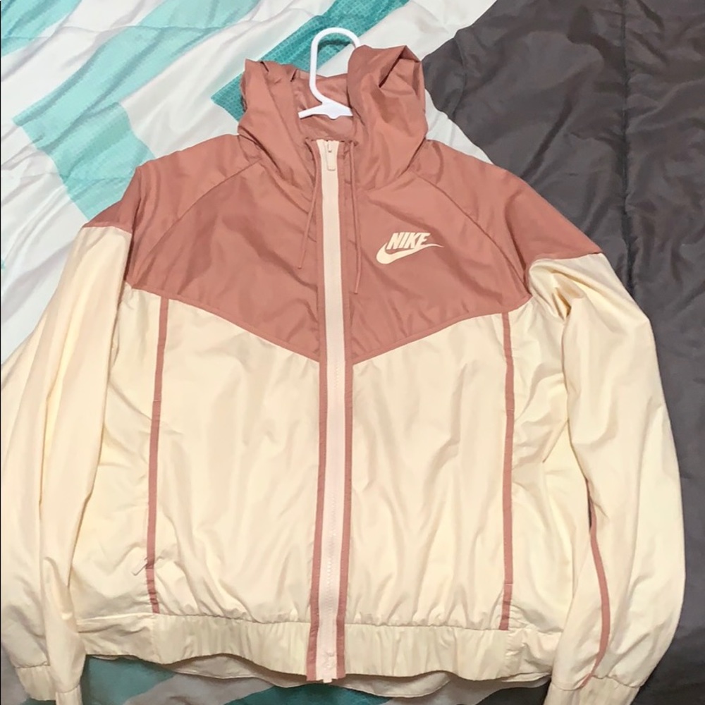 nike wind breaker